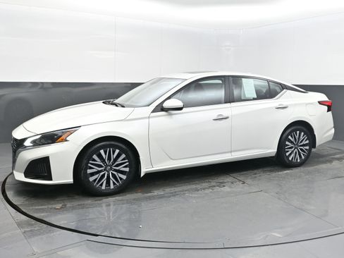 Used 2023 Nissan Altima 2.5 SV w/ SV Premium Package image 4