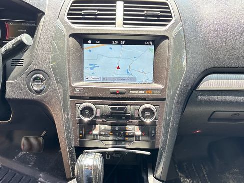 Used 2018 Ford Explorer XLT w/ Equipment Group 202A FWD image 24