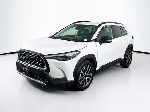 Used 2025 Toyota Corolla Cross XLE image 3