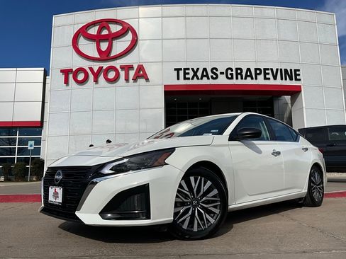 Used 2025 Nissan Altima 2.5 SV image 2