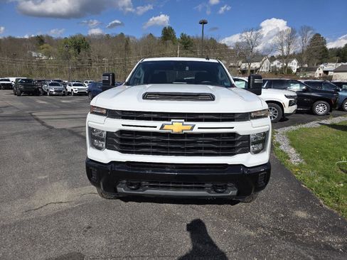 Used 2024 Chevrolet Silverado 2500 Custom w/ Custom Value Package image 2
