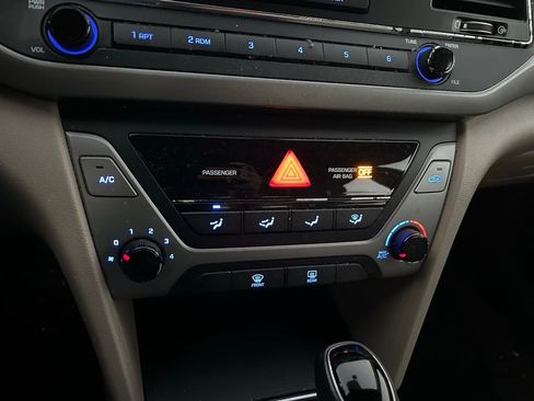 Used 2017 Hyundai Elantra SE image 24