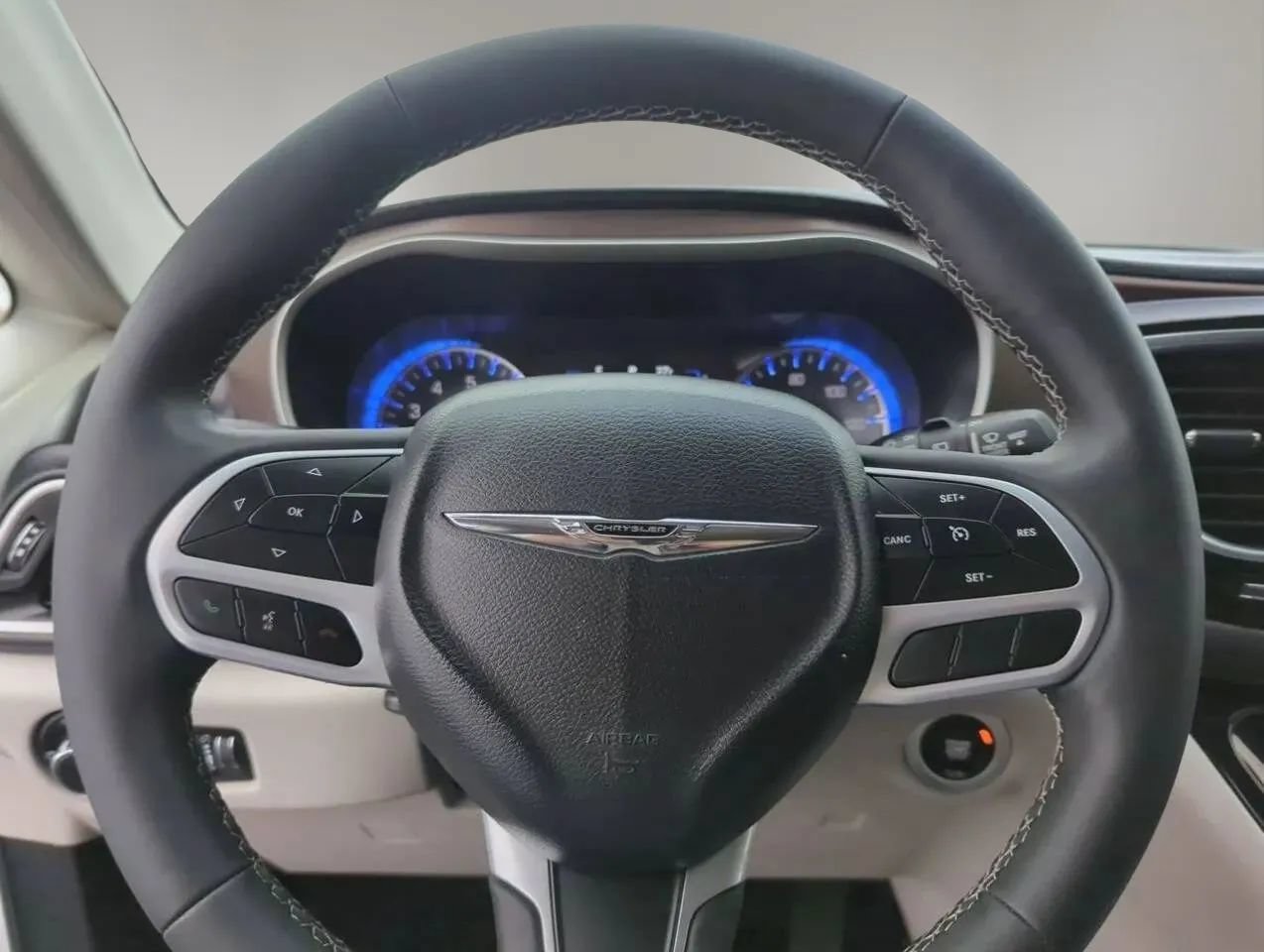 Used 2023 Chrysler Voyager LX FWD image 14
