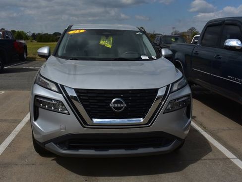 Used 2023 Nissan Rogue SV image 2