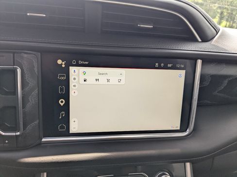 Used 2024 GMC Yukon Denali w/ Advanced Technology Package AWD/4WD image 17