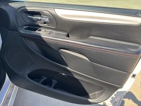 Used 2016 Dodge Grand Caravan R/T FWD image 10