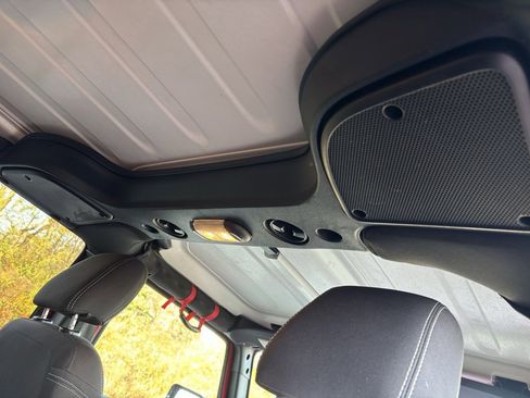 Used 2018 Jeep Wrangler Unlimited Rubicon w/ Connectivity Group image 26