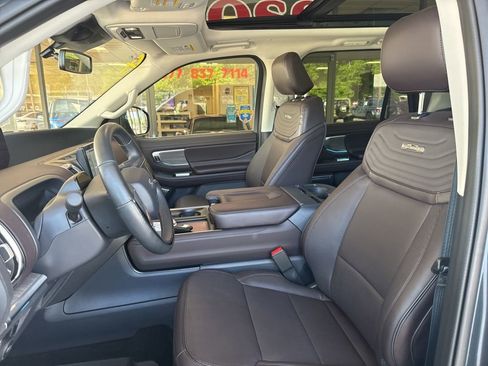 Certified 2025 Ford Expedition Platinum w/ Platinum Ultimate Package AWD/4WD image 9