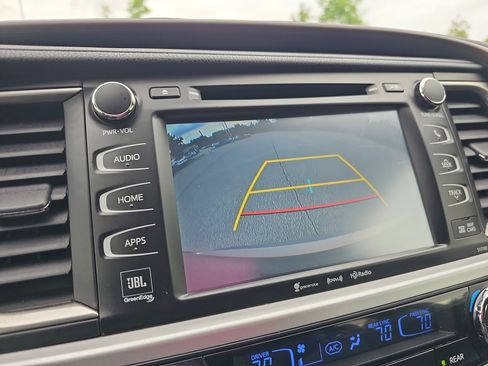 Used 2017 Toyota Highlander Limited FWD image 25