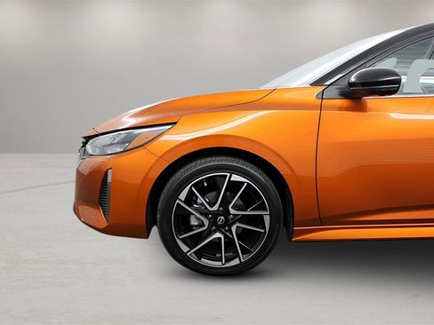 Used 2025 Nissan Sentra SR w/ SR Premium Package image 11