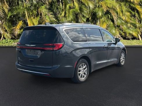 Used 2021 Chrysler Pacifica Touring-L FWD image 4