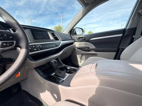 Used 2019 Toyota Highlander LE FWD image 34