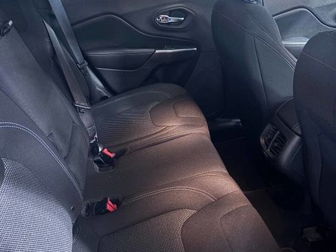 Used 2019 Jeep Cherokee Latitude w/ Popular Appearance Group AWD/4WD image 7