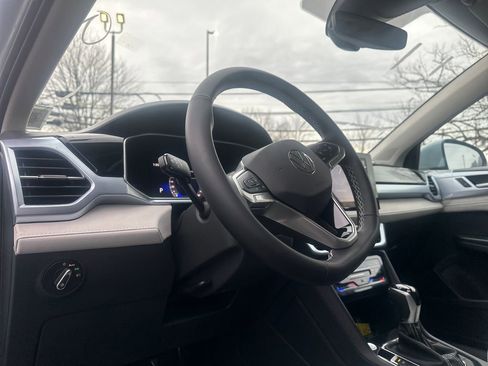 New 2026 Volkswagen Taos SE image 6