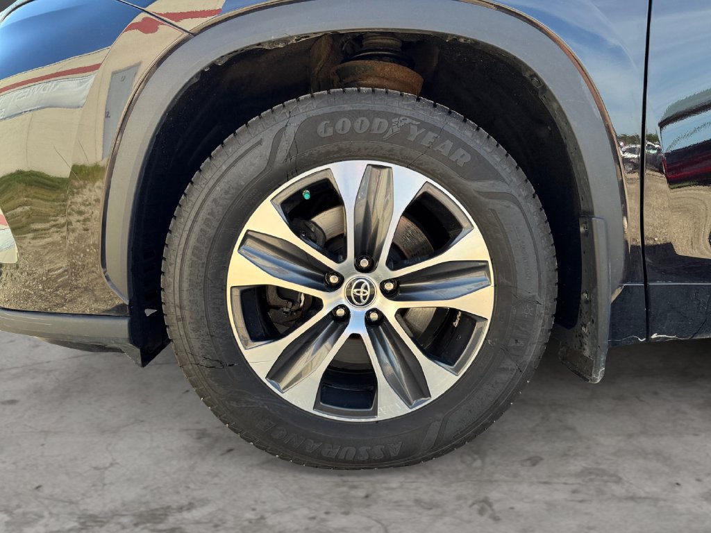 Certified 2021 Toyota Highlander XLE AWD/4WD image 9