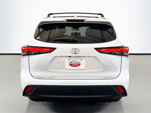 Used 2023 Toyota Highlander XLE image 5
