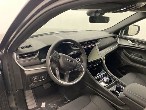 Used 2025 Jeep Grand Cherokee Laredo X w/ Luxury Tech Group I image 7