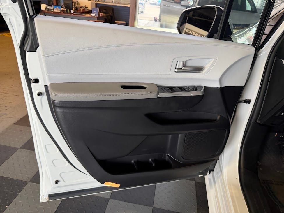 Used 2025 Toyota Sienna XLE FWD image 14
