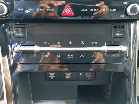 Used 2022 Kia Carnival EX image 17