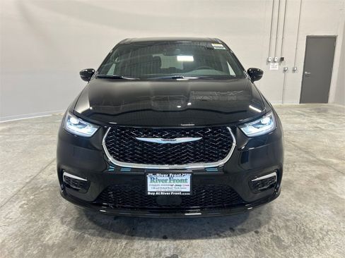 New 2025 Chrysler Pacifica Select image 3