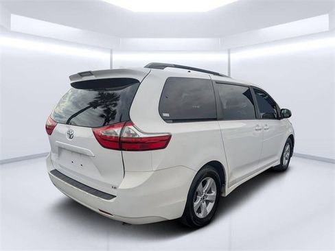 Used 2019 Toyota Sienna LE image 4