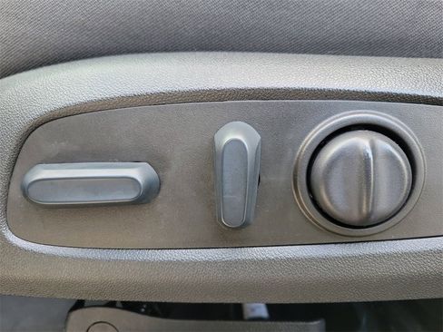 Used 2022 Chevrolet Equinox LT w/ Driver Convenience Package image 18