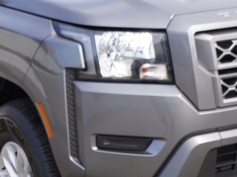 Used 2024 Nissan Frontier SV image 3