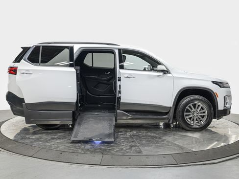 Used 2023 Chevrolet Traverse LT FWD image 9