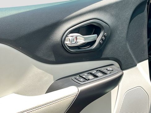 Used 2019 Jeep Cherokee Limited FWD image 18