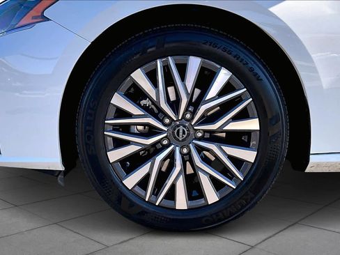 Used 2025 Nissan Altima 2.5 SV image 10