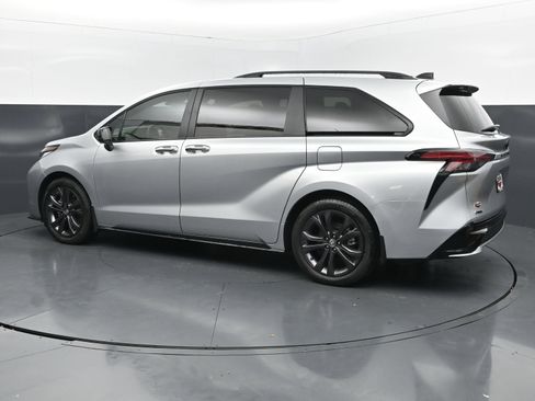 Used 2025 Toyota Sienna XSE w/ XSE Plus Package FWD image 3