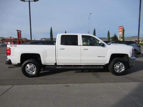Used 2018 Chevrolet Silverado 2500 LT AWD/4WD image 6