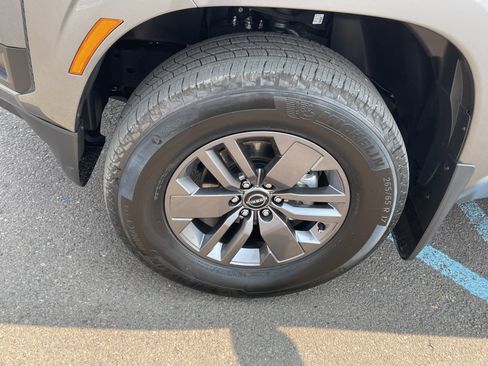 Used 2025 Nissan Frontier SV AWD/4WD image 9