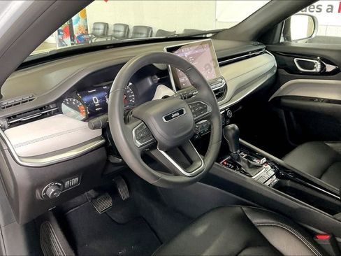 Used 2025 Jeep Compass Limited image 4