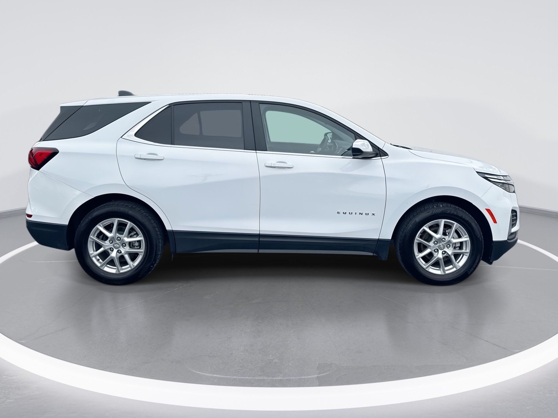 Used 2024 Chevrolet Equinox LT FWD image 3
