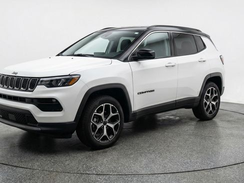 Used 2025 Jeep Compass Limited image 3