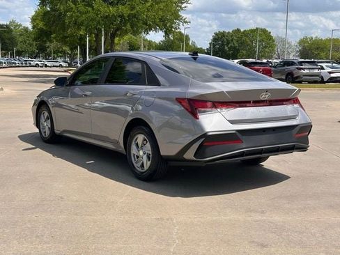 Used 2026 Hyundai Elantra SE FWD image 4
