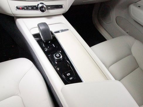 Certified 2025 Volvo XC60 B5 Core w/ Protection Package Premier image 7