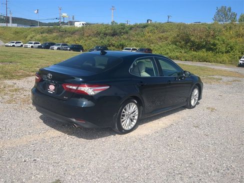 Used 2018 Toyota Camry XLE image 3