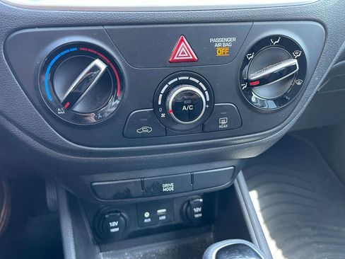 Used 2022 Hyundai Accent SEL image 11