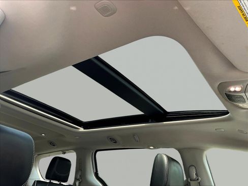 Used 2023 Chrysler Pacifica Limited FWD image 29