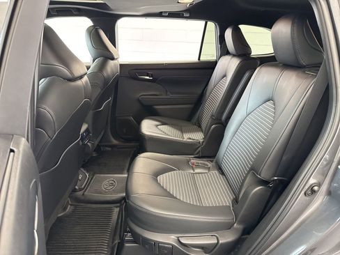 Used 2023 Toyota Highlander XSE AWD/4WD image 39