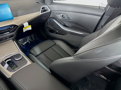 Used 2025 BMW 330i Sedan w/ Premium Package image 24