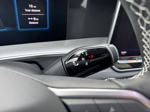 New 2025 Volkswagen Tiguan SE image 17