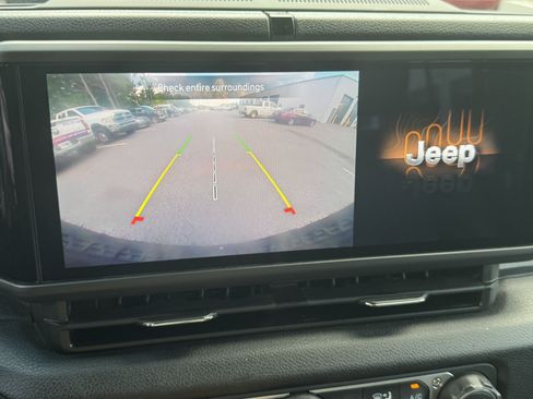 Used 2025 Jeep Wrangler Willys AWD/4WD image 27