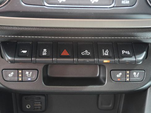 Used 2022 GMC Canyon Denali image 26