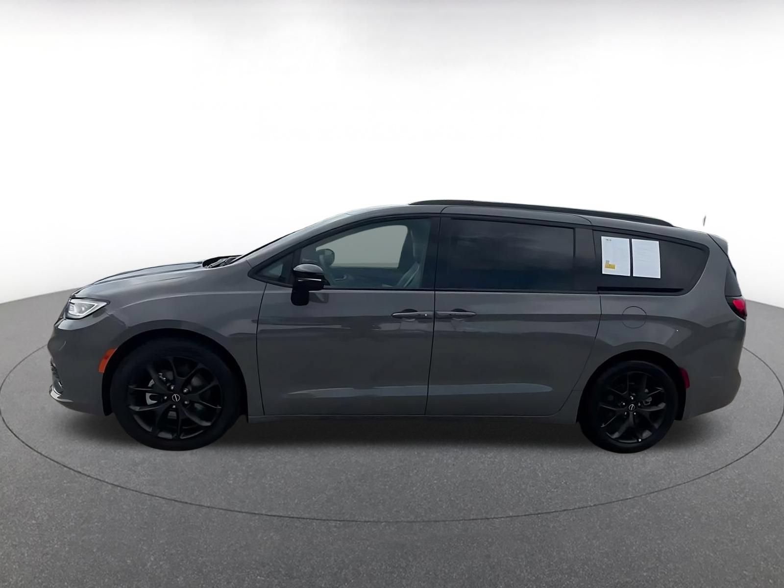 Used 2025 Chrysler Pacifica Limited FWD image 7