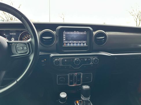 Used 2018 Jeep Wrangler Unlimited Sport S image 4