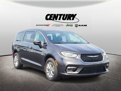 Used 2023 Chrysler Pacifica Touring-L w/ Uconnect Theater Family Group