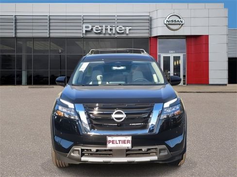 New 2025 Nissan Pathfinder SL image 2